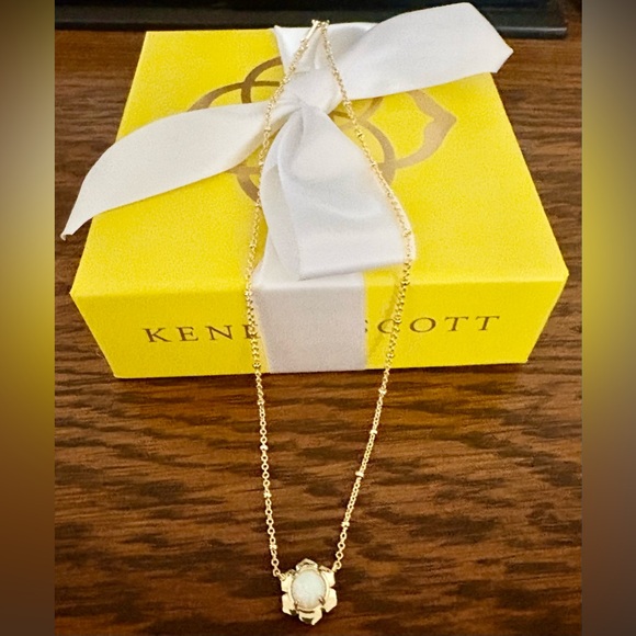Kendra Scott Susie Gold Pendant Necklace in White Kyocera Opal - Picture 10 of 16